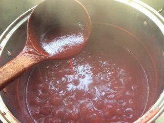 自制草莓酱,熬到稍稠一些，就要小心，这时候很容易被烫到，