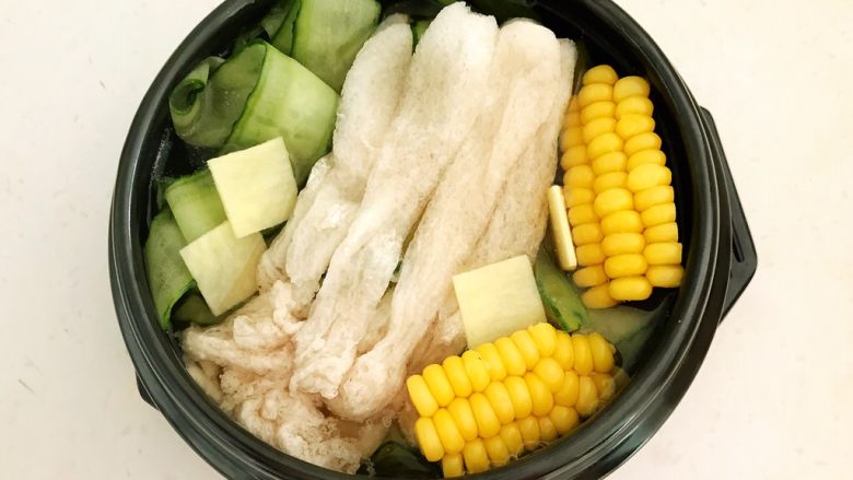 瓜片玉米竹荪汤,加入姜片
