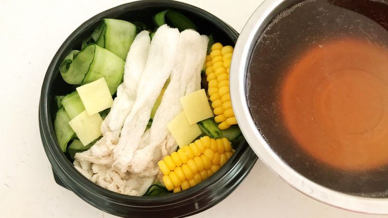 瓜片玉米竹荪汤,加入煮好的三黄鸡汤，鸡汤的用量与食材持平