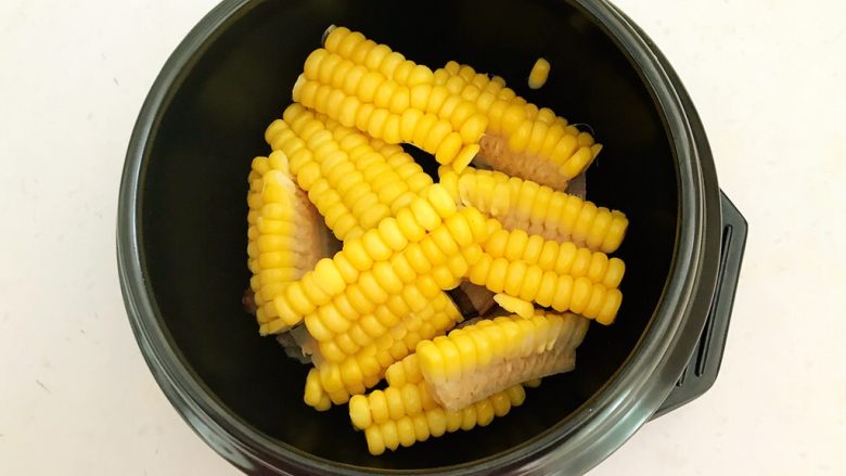 瓜片玉米竹荪汤,在锅底放入玉米