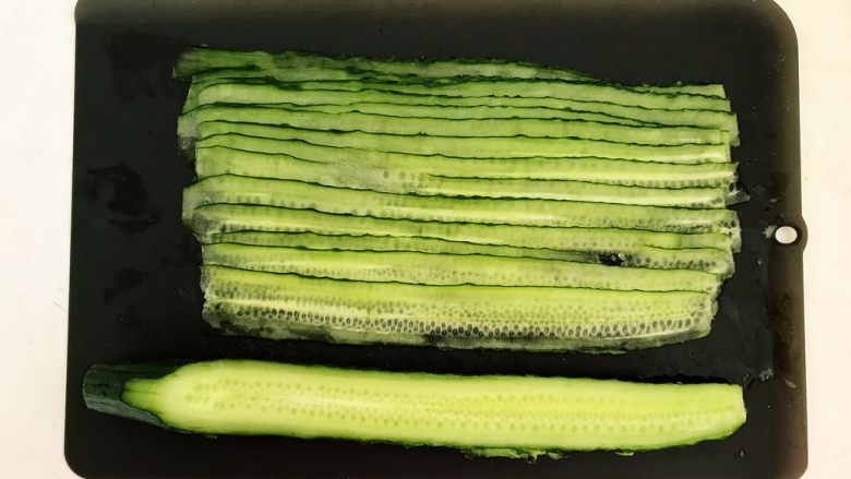 瓜片玉米竹荪汤,用削皮刀把黄瓜切成薄片