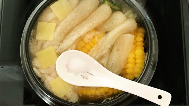 瓜片玉米竹荪汤,加入精盐调匀即可