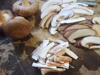 菌类料理+温润三菇汤,分别切片