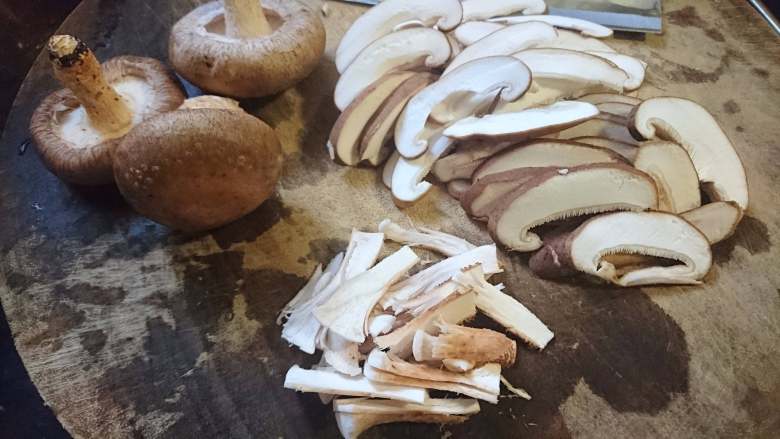 菌类料理+温润三菇汤,分别切片