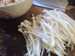 菌类料理+温润三菇汤,海鲜菇洗净后简单撕开