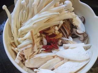 菌类料理+温润三菇汤,再加上清水泡好的枸杞主要食材就准备好了