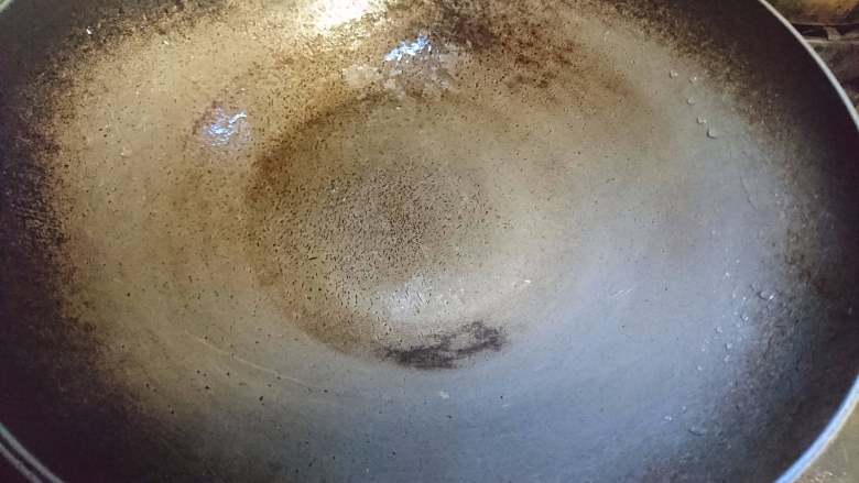 菌类料理+温润三菇汤,锅洗净，大火烧去多余水分