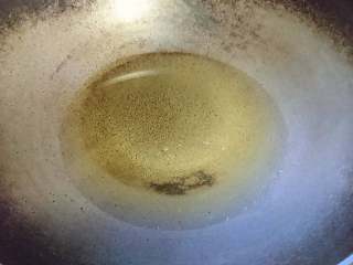 菌类料理+温润三菇汤,倒入食用油，改中火