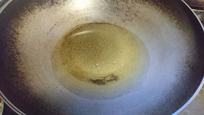 菌类料理+温润三菇汤,倒入食用油，改中火