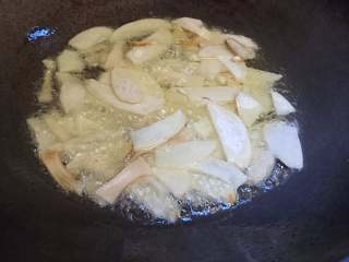 菌类料理+温润三菇汤,先慢煎杏鲍菇和香菇蒂（因为水分相对少些）
