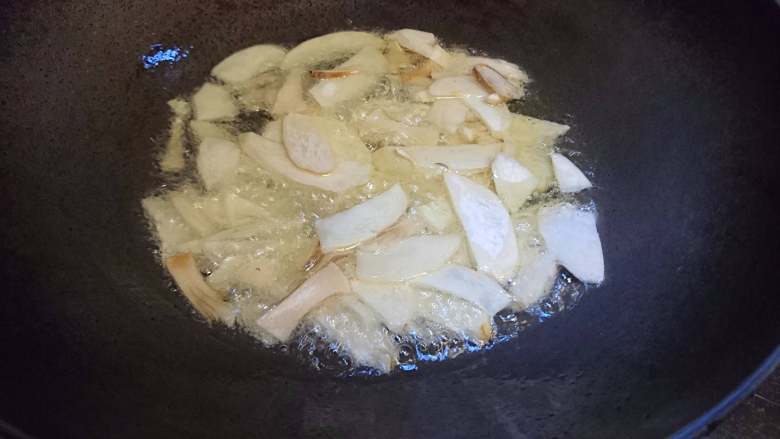 菌类料理+温润三菇汤,先慢煎杏鲍菇和香菇蒂（因为水分相对少些）