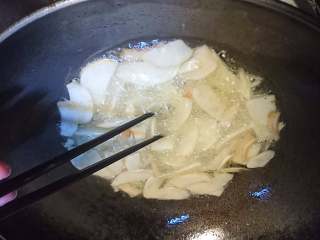 菌类料理+温润三菇汤,注意用筷子滑散开~