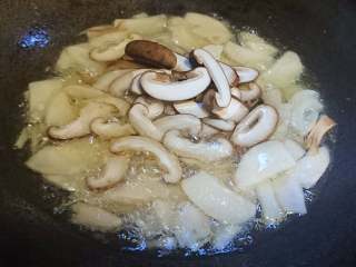 菌类料理+温润三菇汤,之前菇片微微焦黄后倒入切好的香菇片
