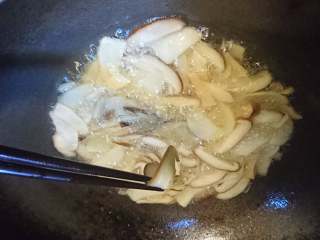 菌类料理+温润三菇汤,均匀混合