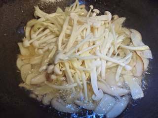 菌类料理+温润三菇汤,香菇片软滑后，最后加入海鲜菇