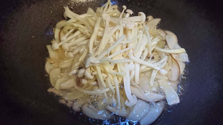 菌类料理+温润三菇汤,香菇片软滑后，最后加入海鲜菇
