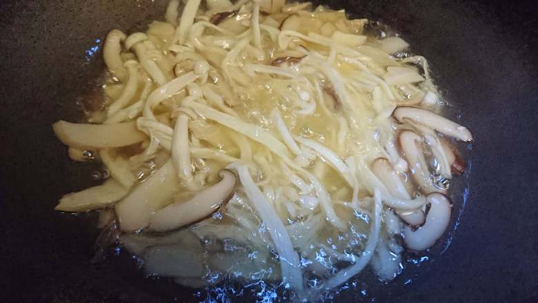 菌类料理+温润三菇汤,中小火到闻到菇类特有的香气~