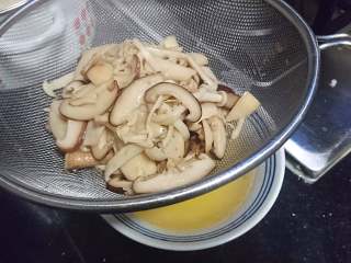 菌类料理+温润三菇汤,滤油~滤出的油是简易菇油~可以用来炒小菜会很像香