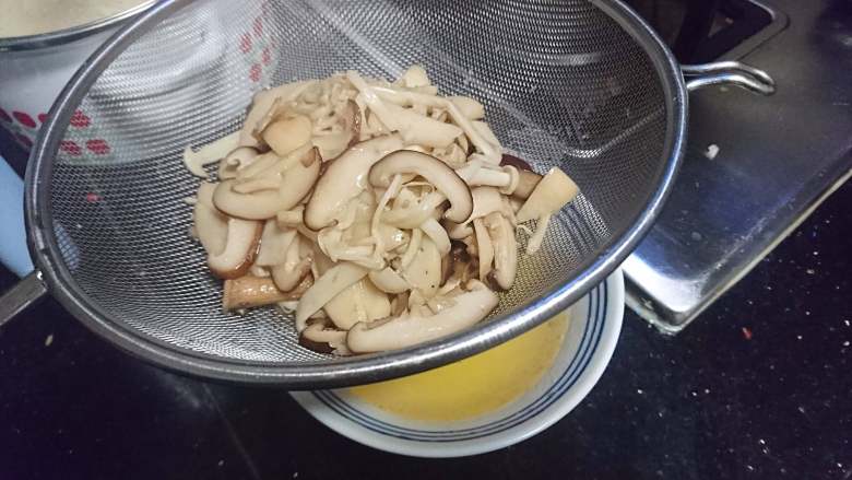 菌类料理+温润三菇汤,滤油~滤出的油是简易菇油~可以用来炒小菜会很像香