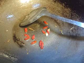 菌类料理+温润三菇汤,中火，倒入之前的枸杞