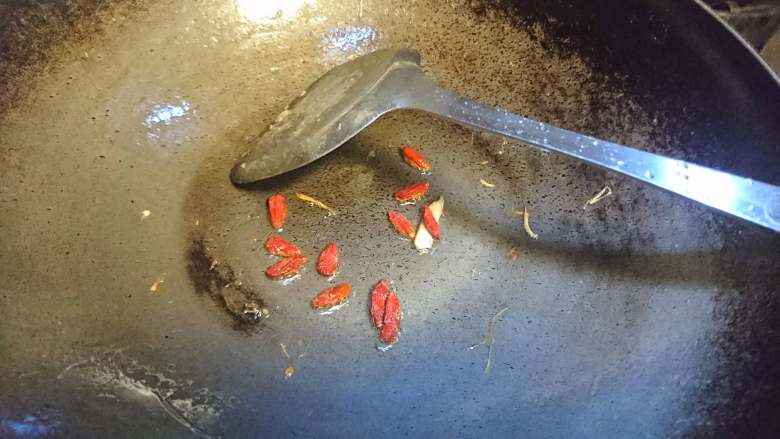 菌类料理+温润三菇汤,中火，倒入之前的枸杞