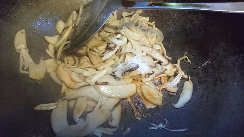 菌类料理+温润三菇汤,加入菇片并食盐，生抽简单调味