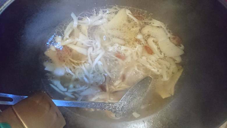 菌类料理+温润三菇汤,大火沸腾后，研磨白胡椒粉，改小火