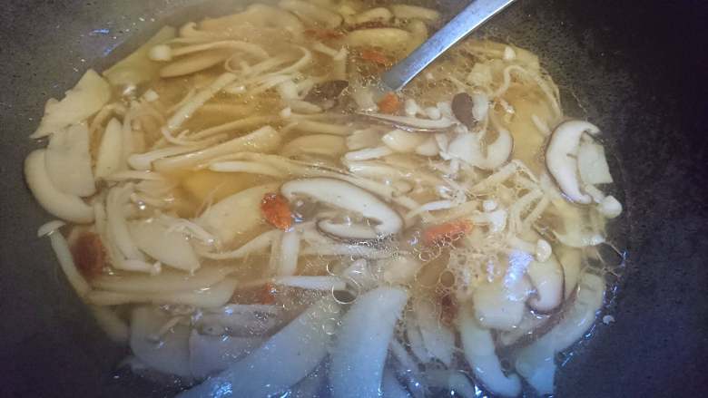 菌类料理+温润三菇汤,小火慢煮10分钟后即可