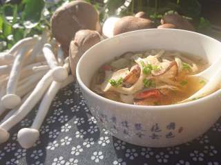 菌类料理+温润三菇汤,撒上葱花慢慢享用