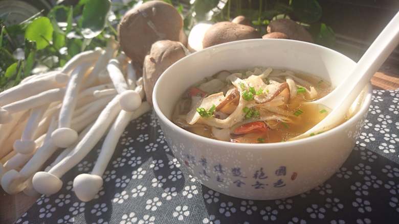 菌类料理+温润三菇汤,撒上葱花慢慢享用