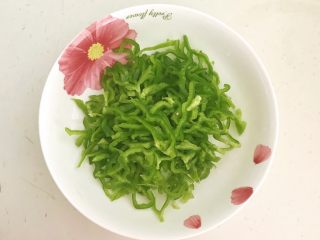 东北农家菜 茄子炖土豆,把麻椒去籽切成丝