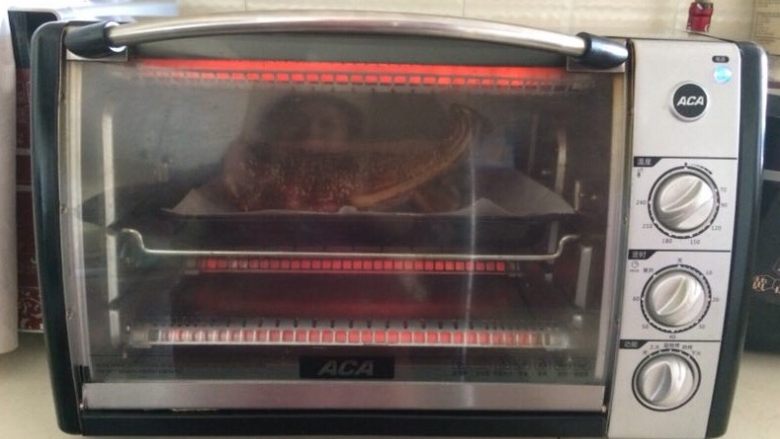 孜然烤羊排,把烤盘放入预热好的烤箱里，上下火200W，烤15分钟