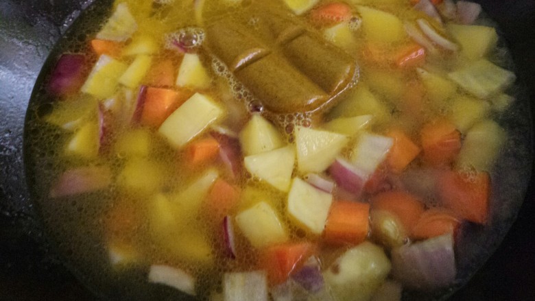 土豆胡萝卜素咖喱饭,再加适量的水，没过食材