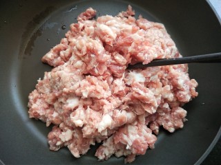 槐花馅饺子,准备猪肉沫（我用的是前夹肉）。