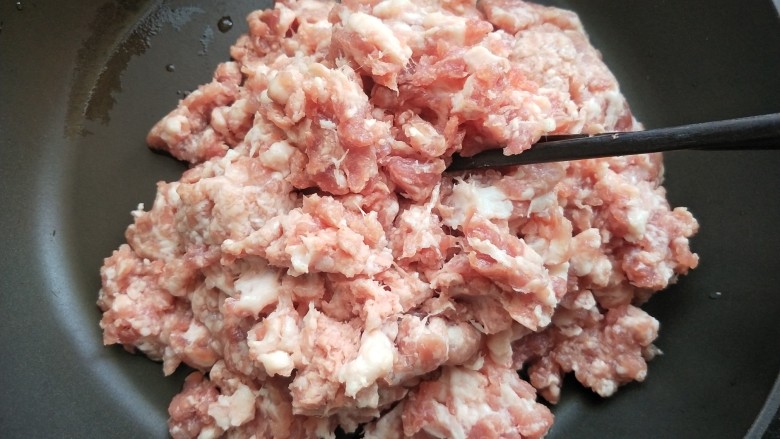 槐花馅饺子,准备猪肉沫（我用的是前夹肉）。