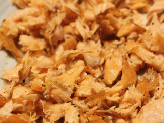 三文鱼饭团,把米饭放在模具中压实，卷上切好的海苔片即可！​