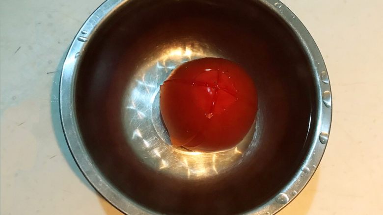 黑椒腊肠炒意面,把番茄放入碗里，加满开水，烫2分钟