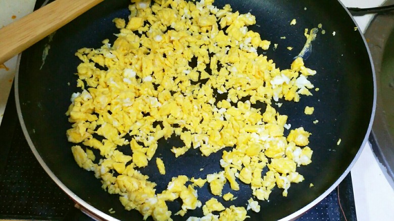 三鲜饺子的多种吃法,锅里放入1勺油，鸡蛋用小火慢慢煎，打碎。