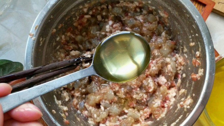 三鲜饺子的多种吃法,水加完，搅拌好后加入3勺熬好的豆油，豆油有很浓的豆腥味儿不能加生的。