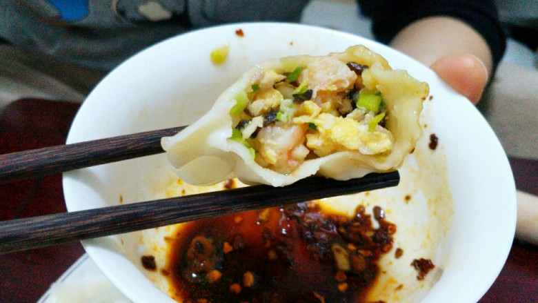三鲜饺子的多种吃法,调个蘸酱，美味鲜香的三鲜饺子就可以吃了。
