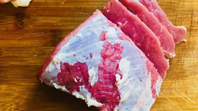 小炒牛肉,看清楚牛肉的肌理纹路 横向把牛肉切成1cm厚的肉片