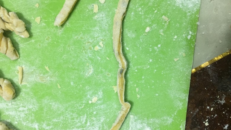 酥脆小麻花（教你做出又酥又脆0失败的麻花）,将一根面条展开，稍稍弄成筷子状，就开始整形。
