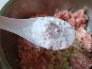 冬瓜汆丸子,加入两勺淀粉。