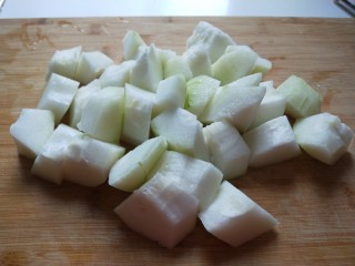 冬瓜汆丸子,切成小块。