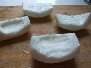 冬瓜汆丸子,切成四半，刮去瓤子。