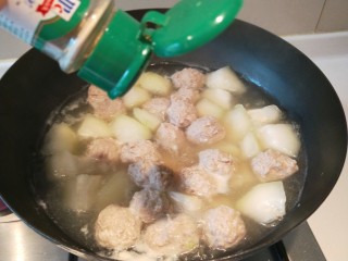 冬瓜汆丸子,倒入适量胡椒粉出锅。