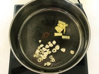 养生小炒  黑白双菌,炒锅烧热后加入花生油，油烧热后加入花椒粉，姜片，葱花和蒜片