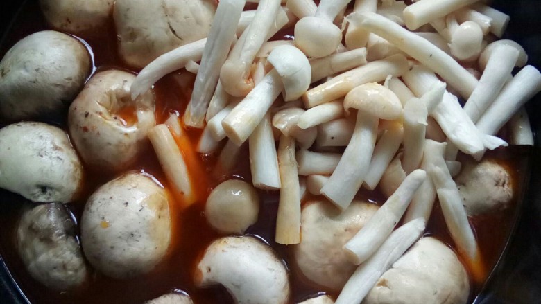 菌类料理  十  菌香啤酒鸭,加入菌菇