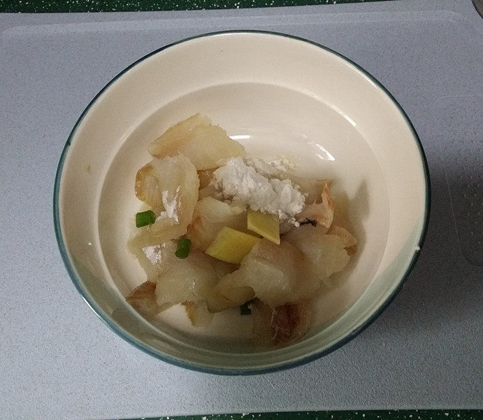 青菜西红柿鳕鱼汤,再放入葱沫、姜片和生粉轻轻抓匀