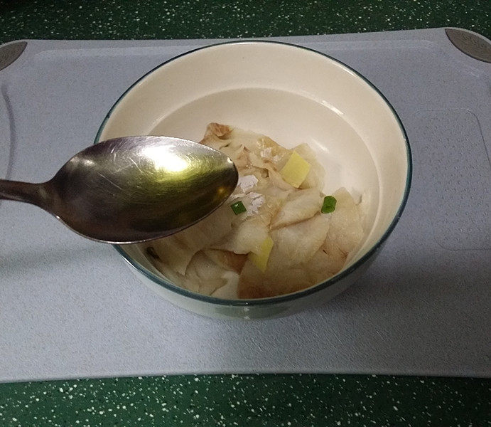 青菜西红柿鳕鱼汤,最后淋些食用油锁住鱼肉表面水分不流失，腌制10分钟